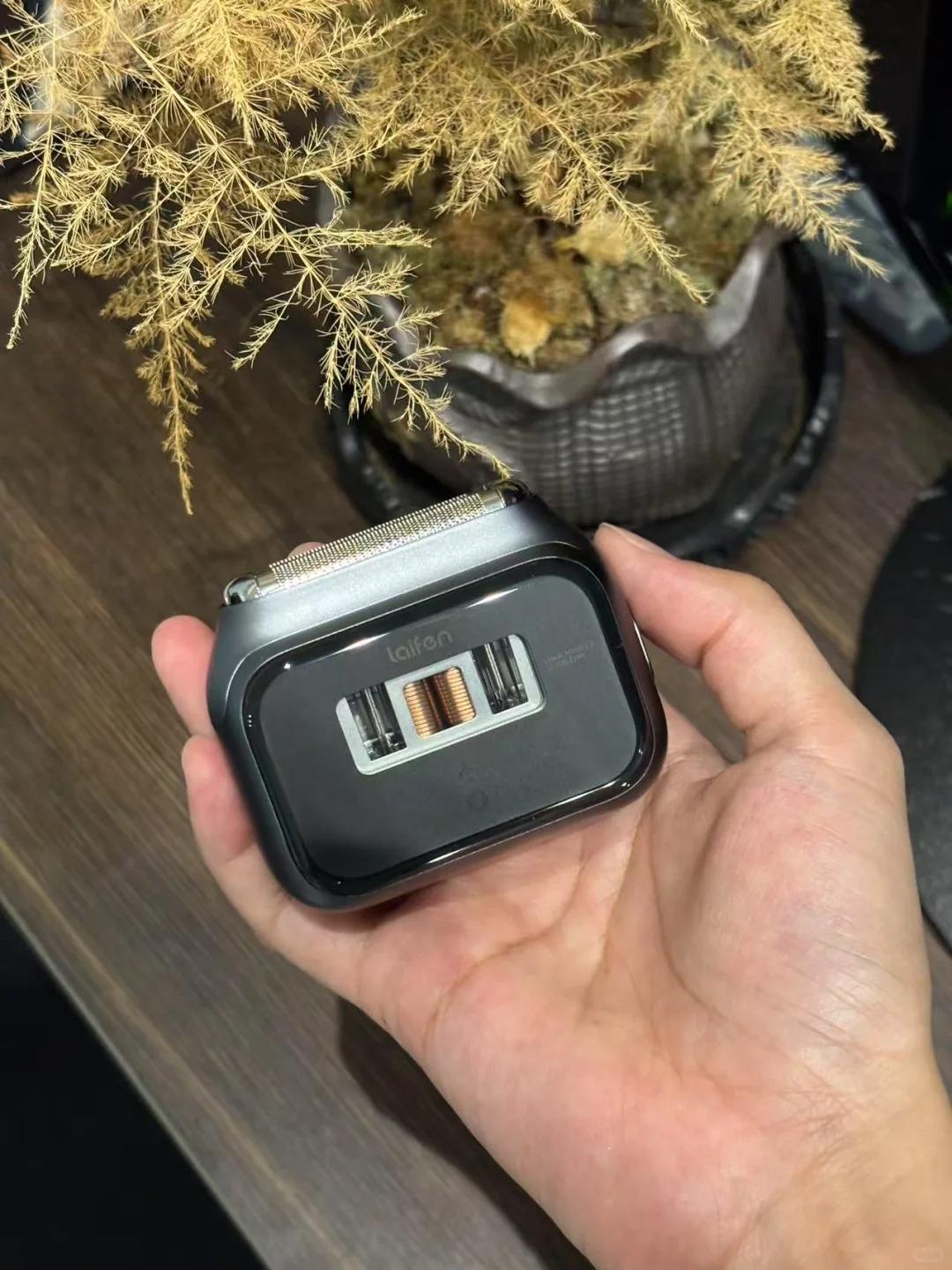 以前嫌麻烦带手动剃须刀，结果不是刮不干净就是容易刮伤
带旋转式电动刀又大又笨，还
