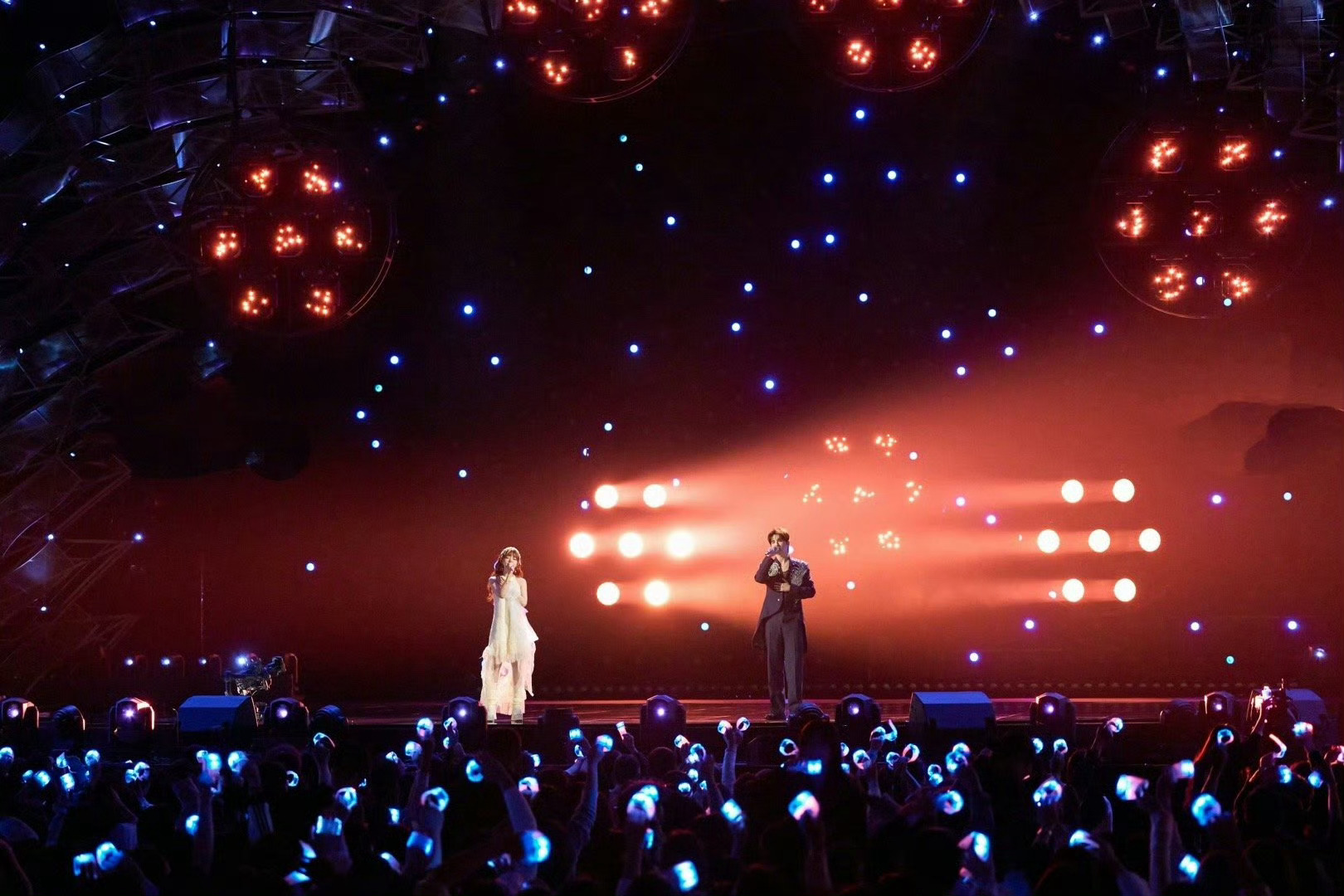 黄霄雲张远一期让人记住一首歌 黄霄雲的歌声饱含情感，如潮水般细腻涌动；张远的声音