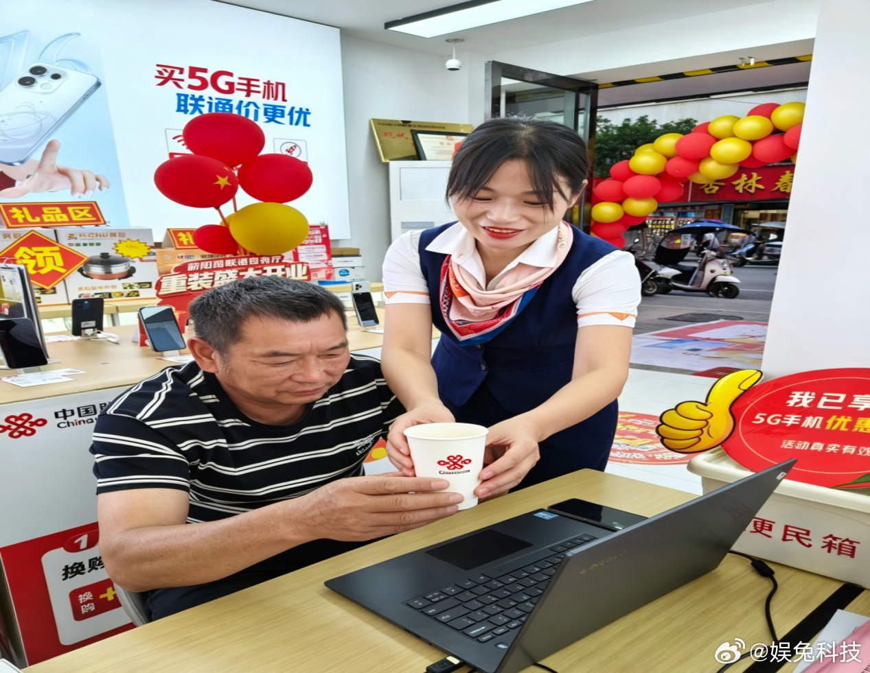 今天来联通营业厅办业务，进门就收获一份小温暖～工作人员微笑着双手递上一杯热水，让
