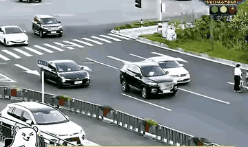 这俩女的心真大，大马路上拉家常，旁边的车流如织，万一司机走了神怎么办？
自己的生