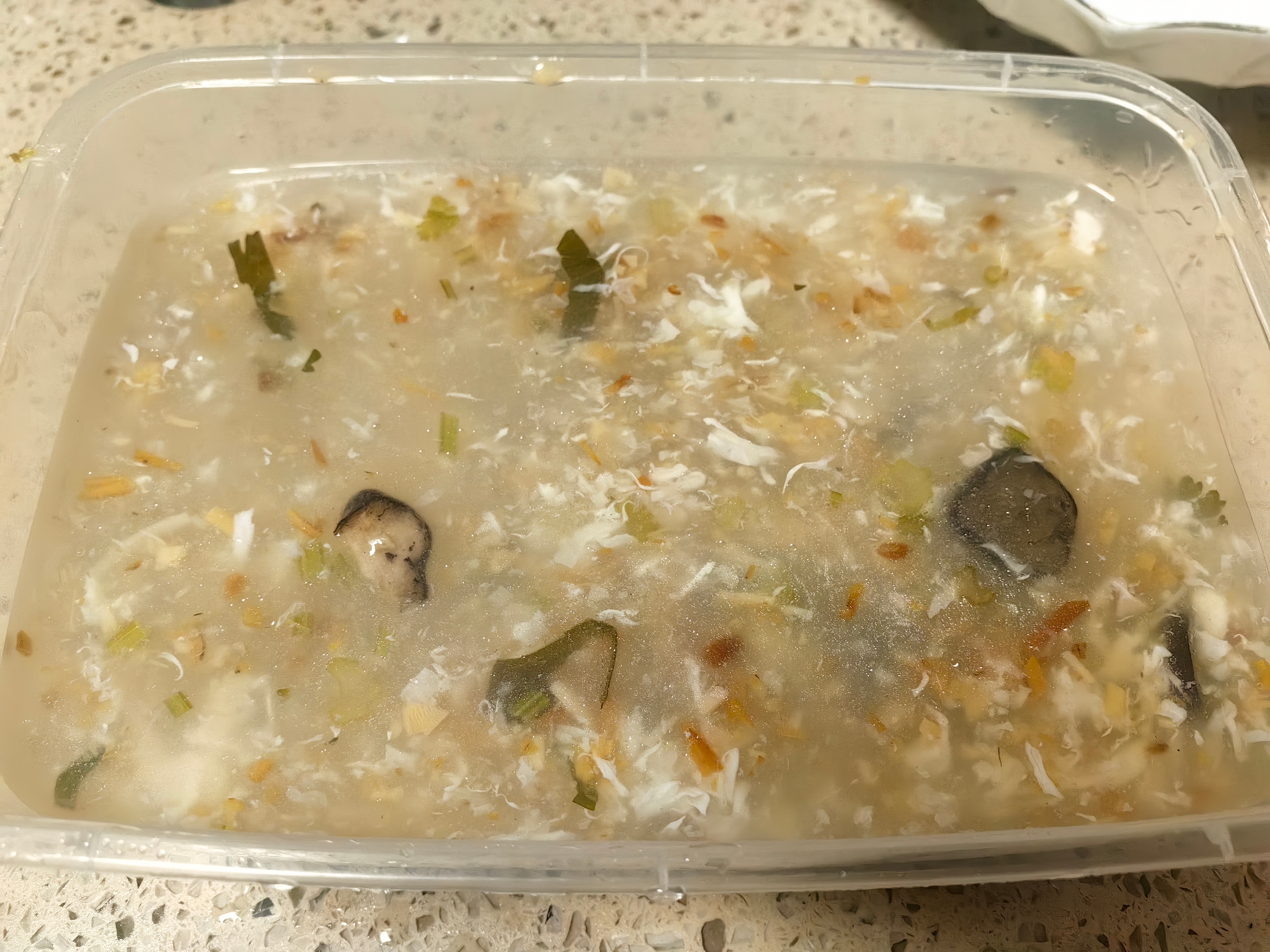 家常菜 排骨卤汁炒笋，清蒸鲈鱼，炒绿豆呀，黄花鱼酸辣羹。 