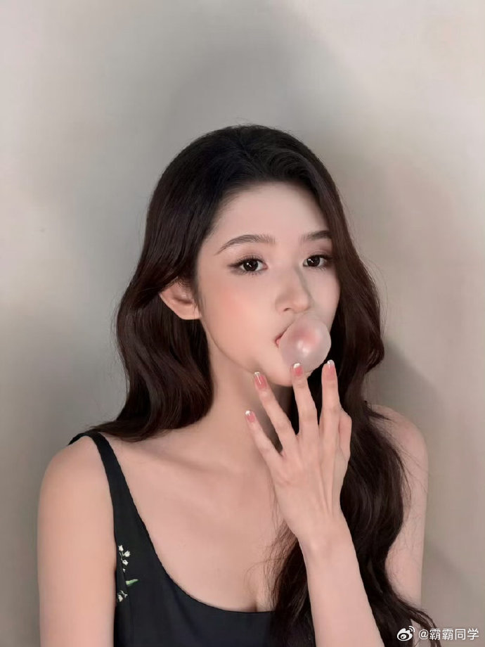 王玉雯给我看舒服了王玉雯经济上行的美从影视剧镜头到生活花絮，她的状态一直在线。高