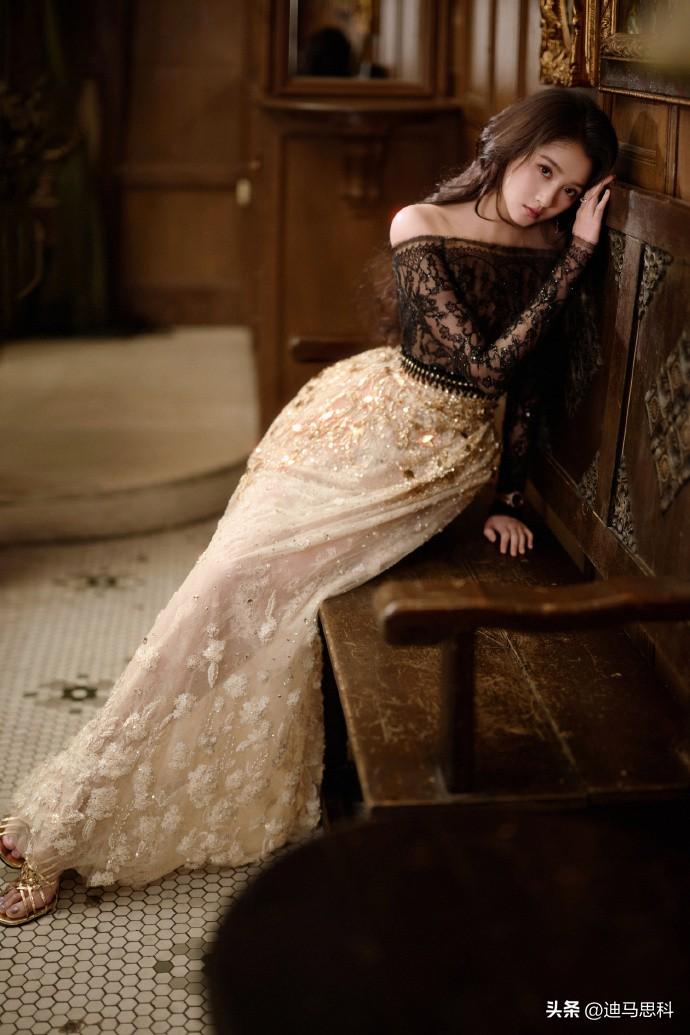 关晓彤写真，黑色蕾丝上衣是透视款，一字肩的设计恰到好处地露出精致锁骨和肩部线条，