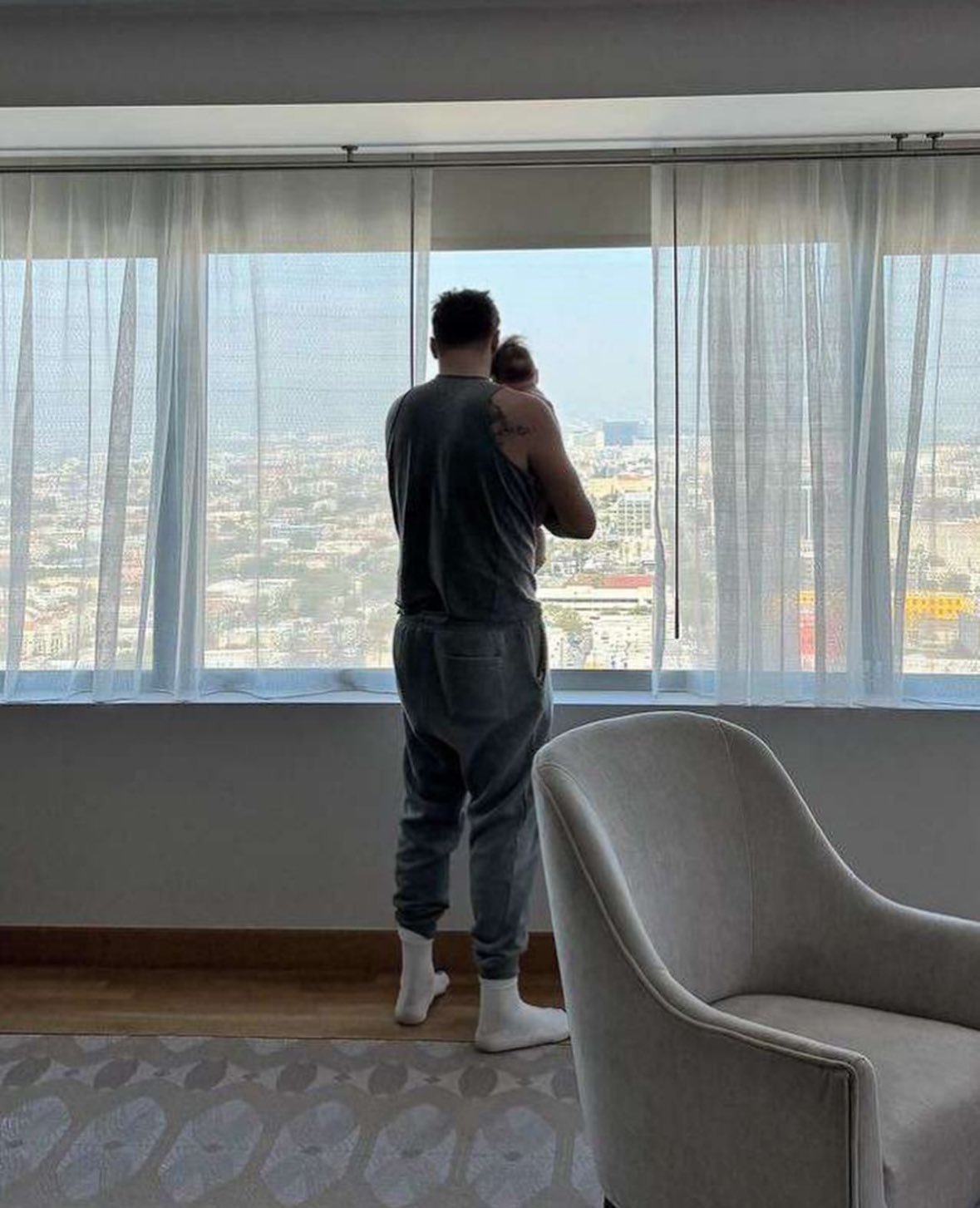 欧洲媒体报道，东契奇目前在斯洛文尼亚陪伴两个女儿，同时继续康复治疗。他预计近日返