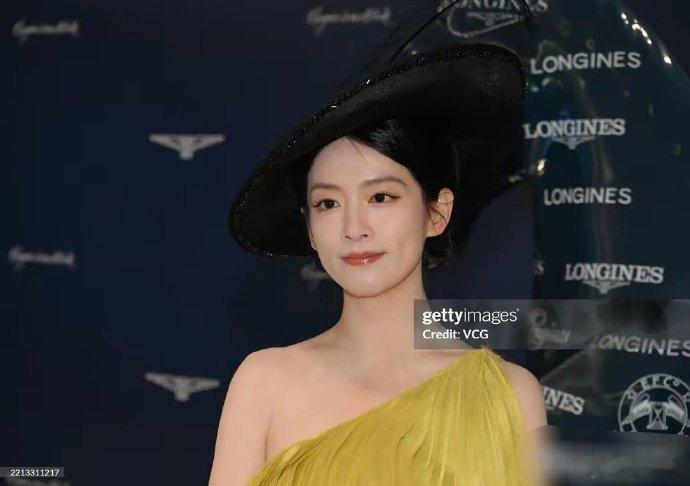 陈昊宇现身2025上海浪琴环球马术冠军赛，举手投足间尽显优雅，为赛事增添别样风采