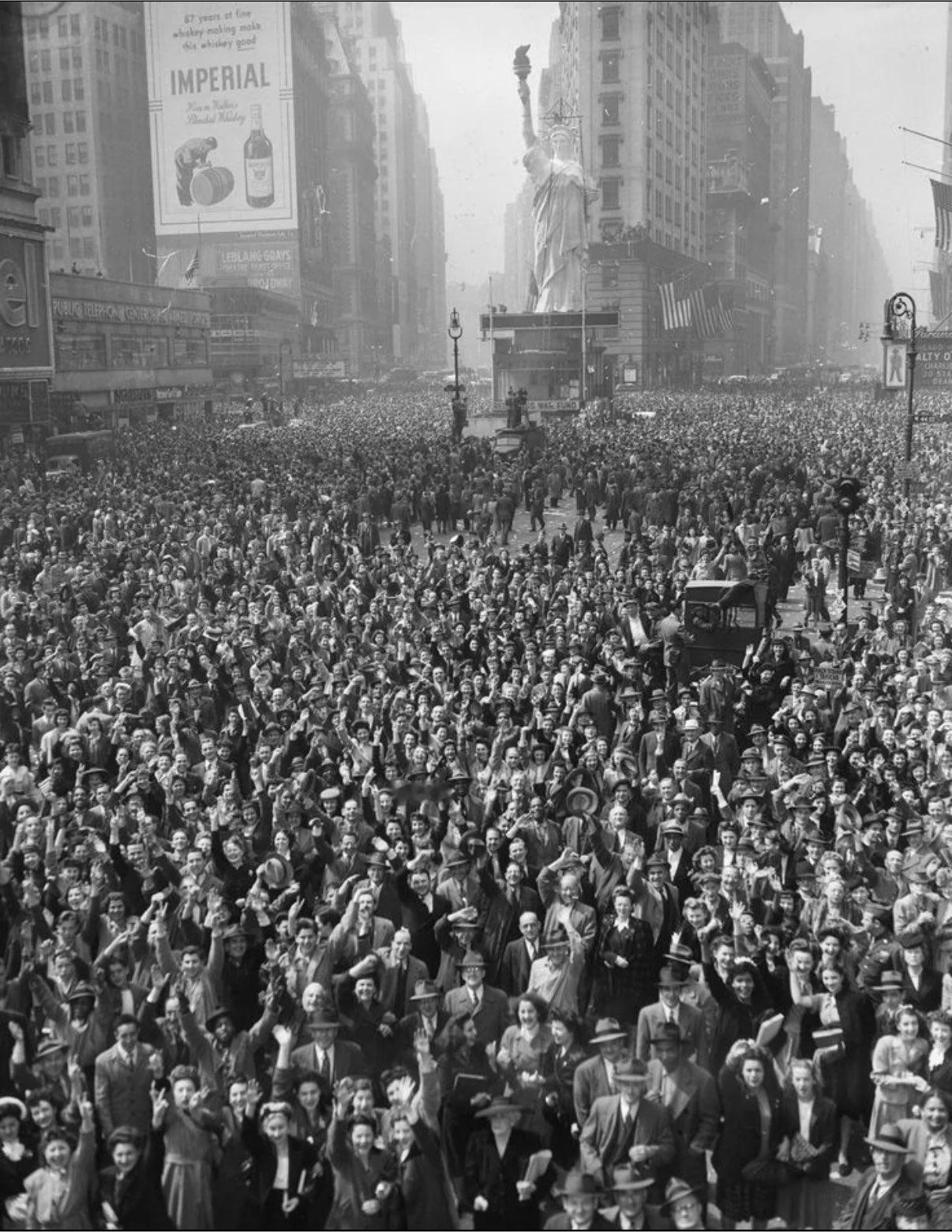 1945年5月7日，纽约时代广场上庆祝德国投降的人群。
今时今日的纽约时代广场