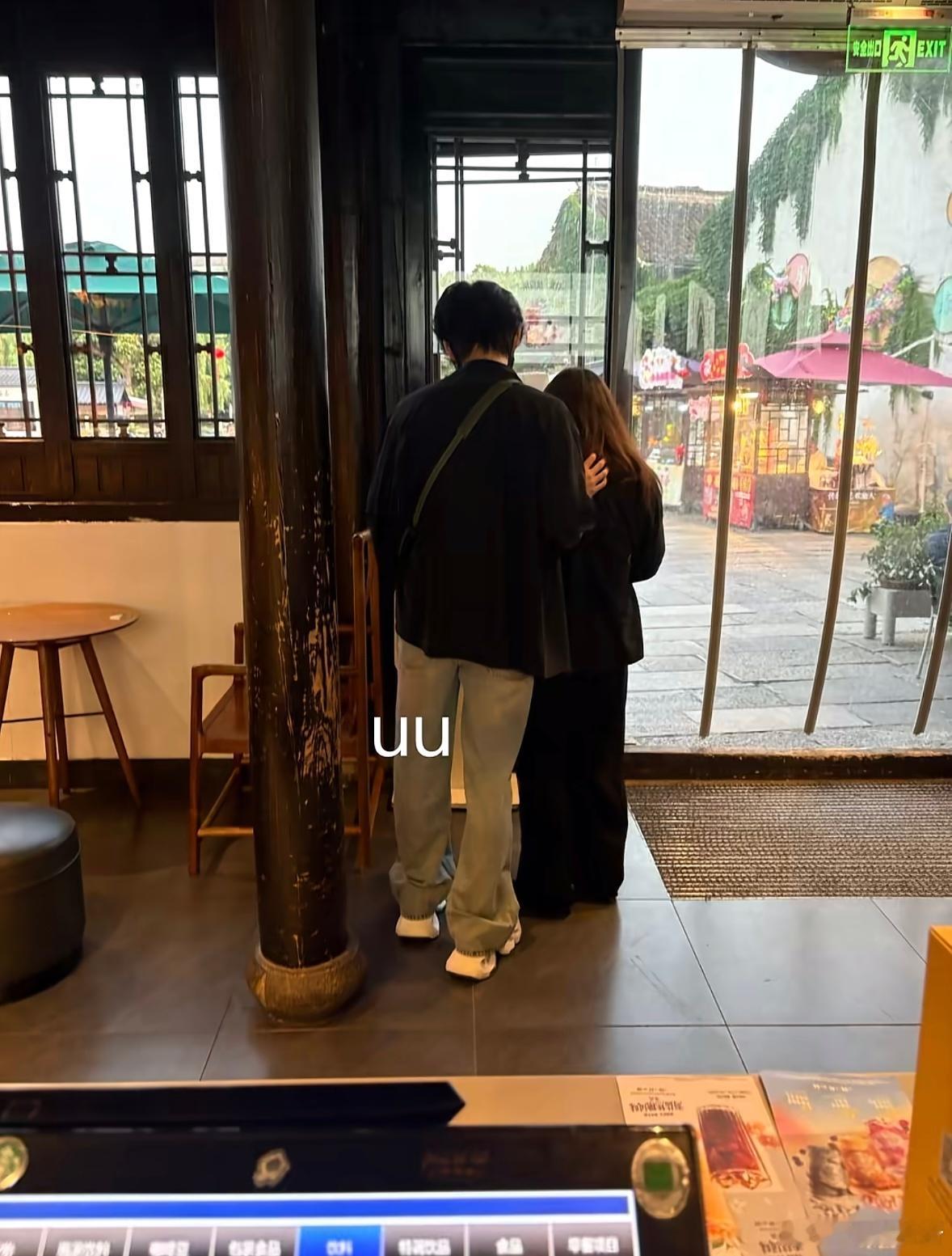 网友偶遇张真源照片🈶录制跑男休息一天也会陪妈妈在到处逛逛，真好