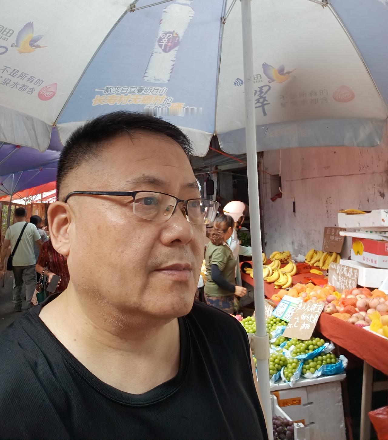 今天早晨运动后没冲凉，急急忙忙换了条大裤衩，穿着背心就去菜场买菜。

立秋后，这