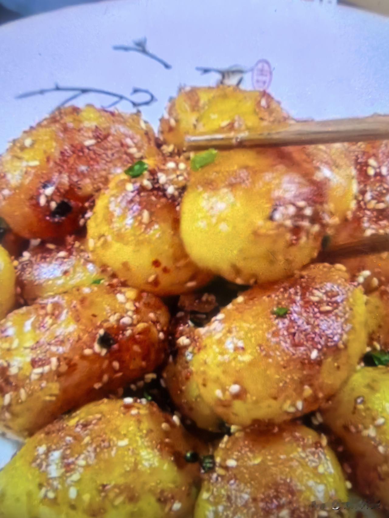 喜欢吃土豆的，这做法别错过，大人孩子谁能拒绝了这一口！
  今天看市场有卖这种小