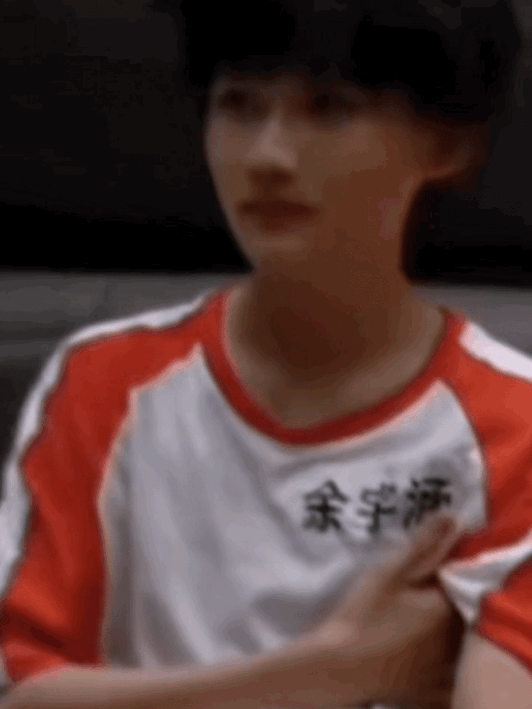 余宇涵为什么摸了胳肢窝还要再闻一下呀？隔着屏幕都能感受到这味道了 ​​​