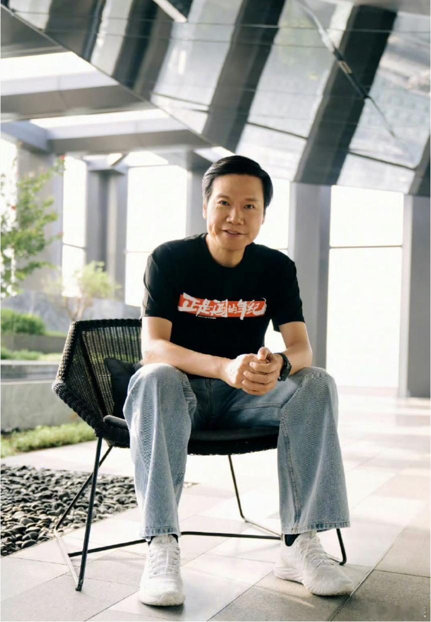 雷总还是这么会玩，今天发布的“一车一世界，自在即澎程”T恤照太帅了，特别是配上项