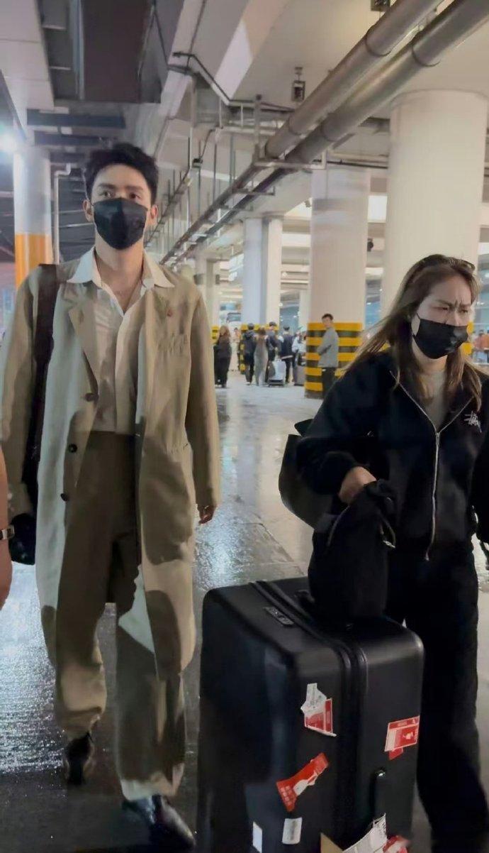 助理陪罗一舟妈妈就诊网传女子是罗一舟助理曝罗一舟妈妈带女子做产科超声工作人员随行