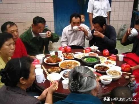 喝酒这事儿，确实得适可而止，万不可贪杯。在生活中，小酌几杯能够缓解压力、消除疲惫