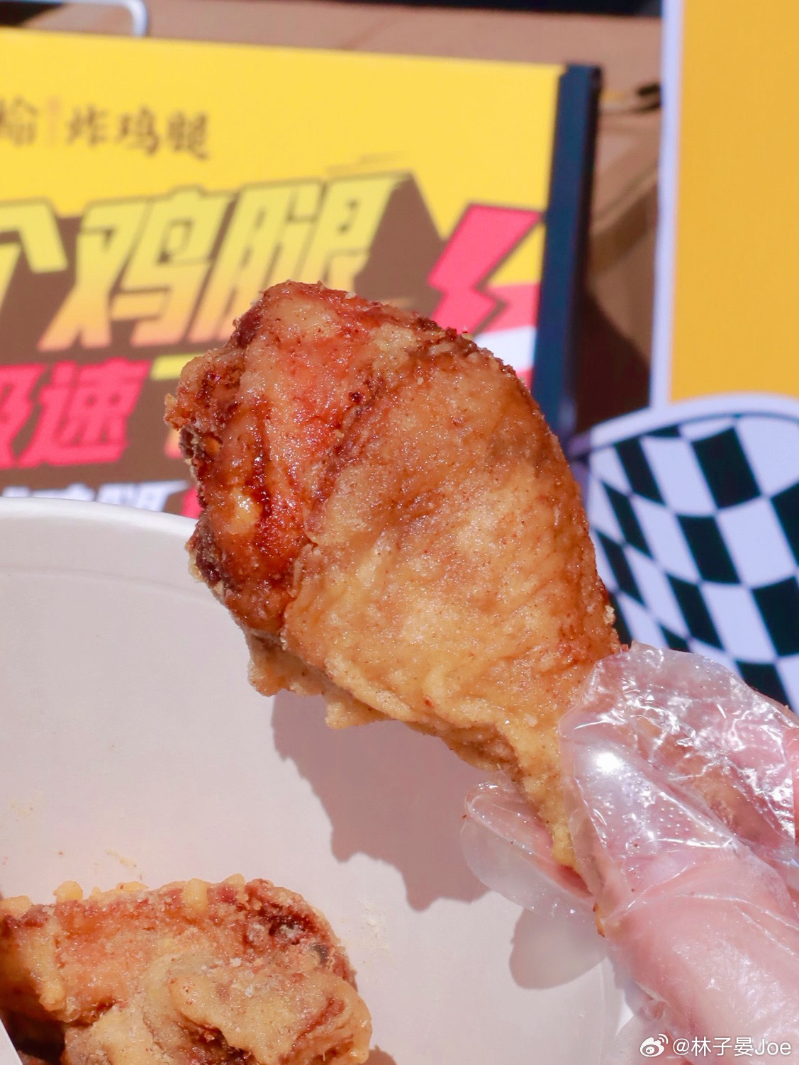 上海F1的现场氛围真的好燃🔥 耳边是引擎轰鸣声，眼前是赛车飞驰的炫酷身影，每一