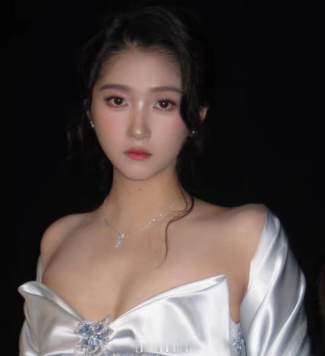 28岁的关晓彤这回妆造对了，172Cm身高且胜在年轻，有本钱就是不一样，美得不像