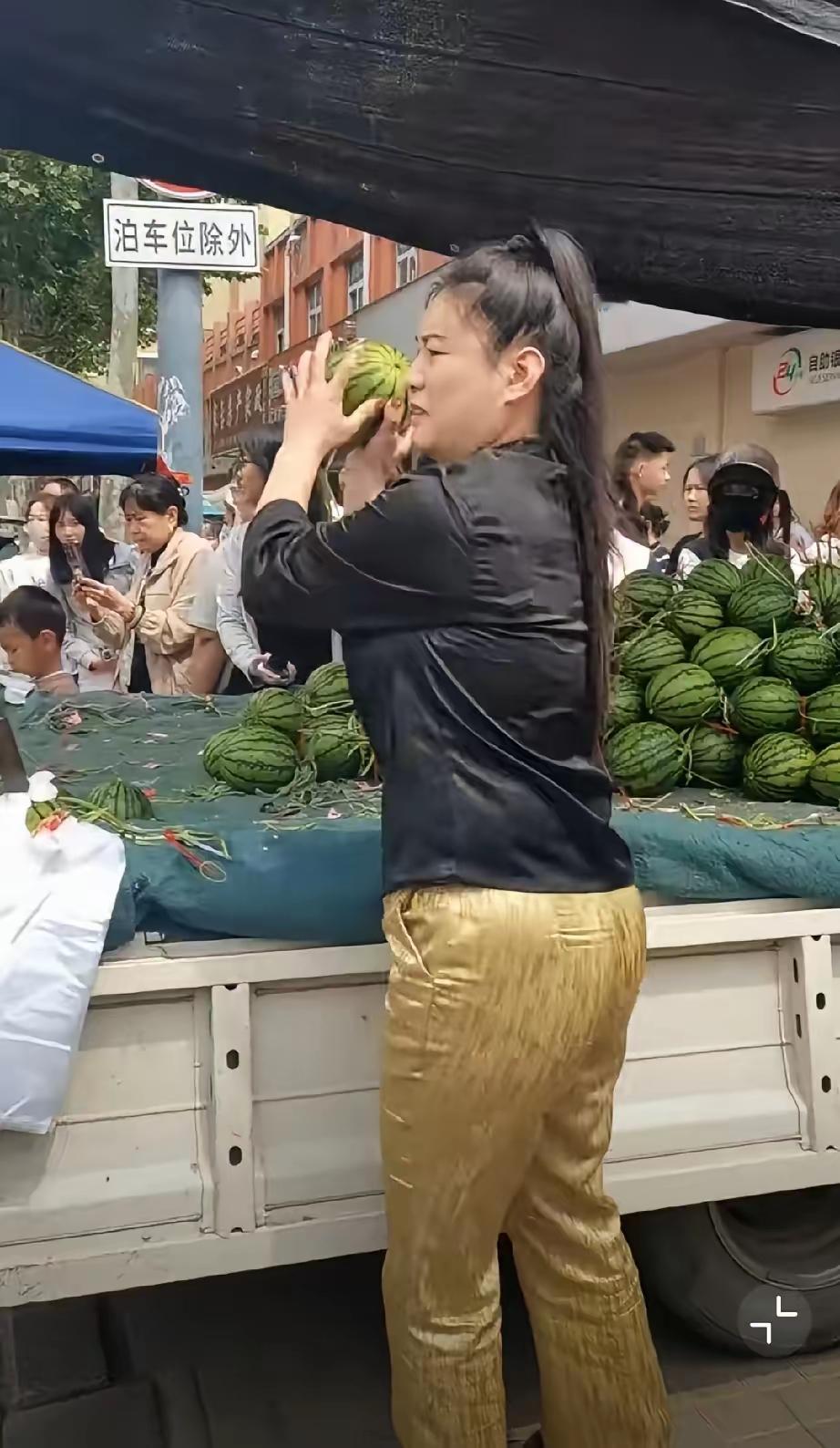 女子买到的瓜不熟，要求退款，瓜农不退，女子怒砸西瓜，这下双方损失大了，小不忍则乱