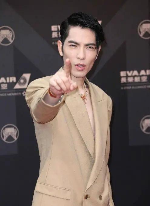 萧敬腾对妻子这份偏爱是有根基的，林有慧陪伴她走过低谷一路扶持事业，二人是伙伴也是