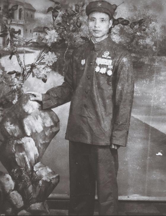 1951 年，一位志愿军战士拿着刚缴获的美式重机枪，向敌人射击却发现怎么都打不中