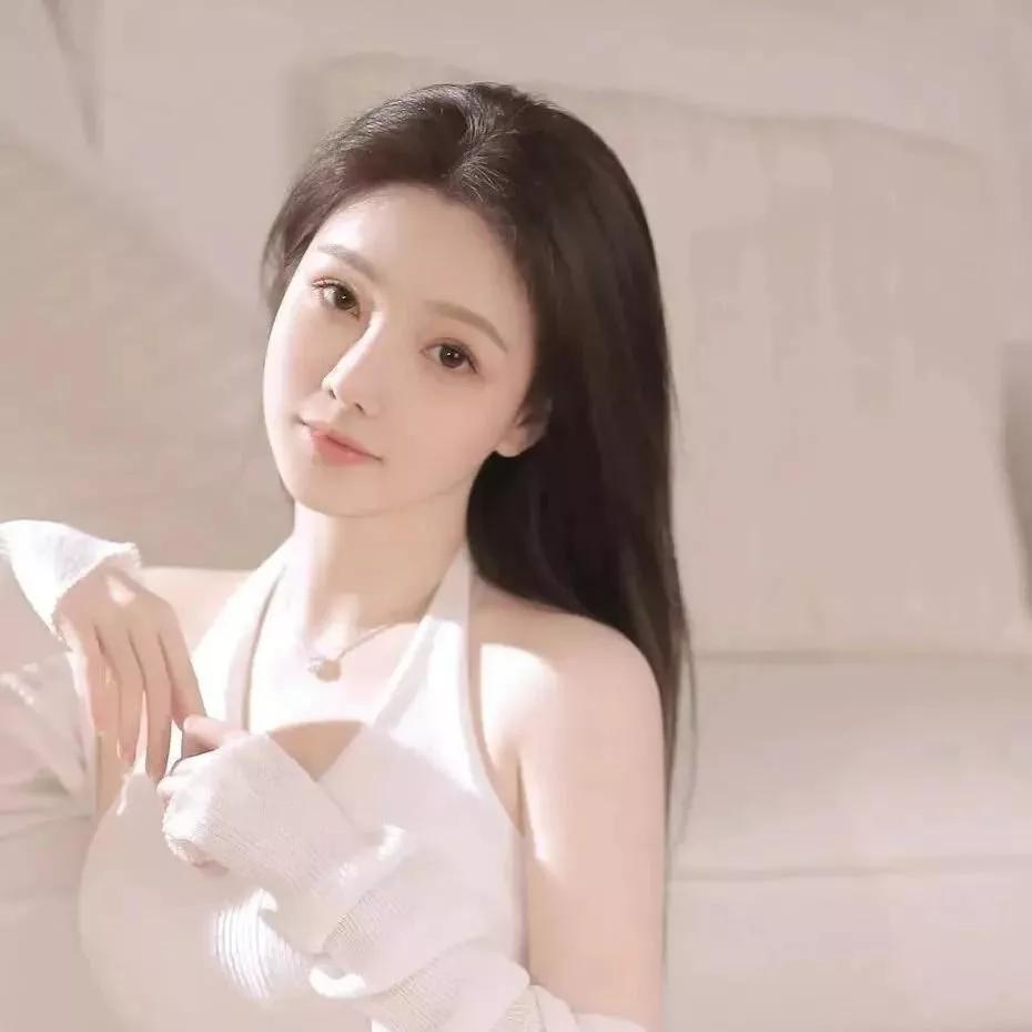 柔美气质，优雅白衣，如梦似幻。白裙少女感 温柔白裙写真 淡雅蓝裙照 气质红妆女子