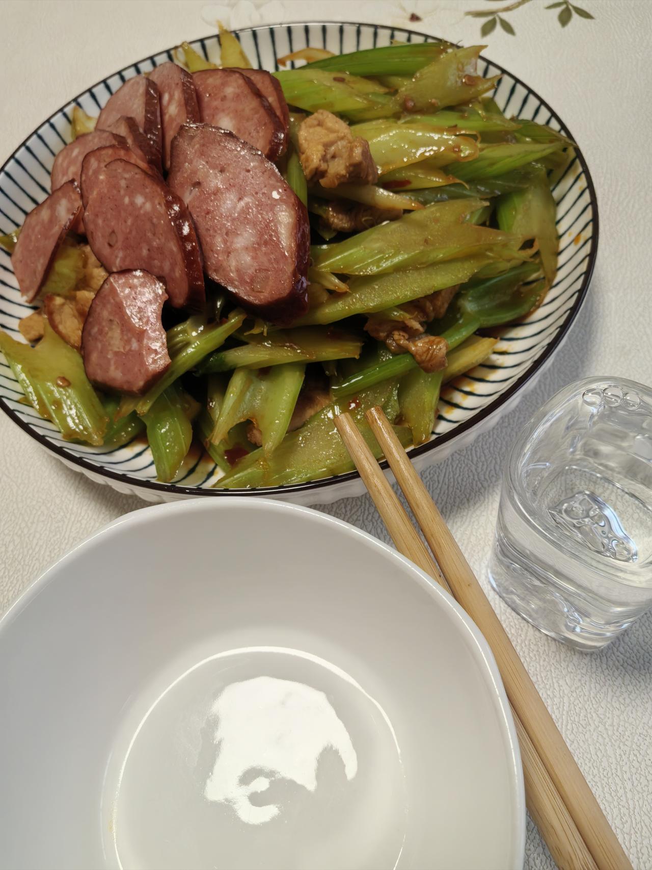又到周五
媳妇照例被人约去砌长城了，一个人在家，炒个菜小酌一杯，就一杯。
去年体