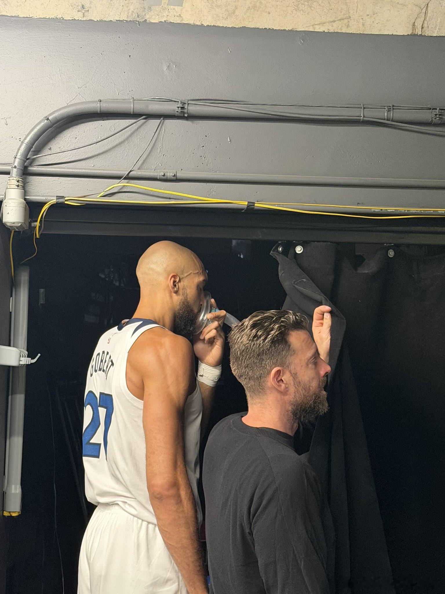 戈贝尔吸氧 DPOY也顶不住高原反应啊！ 