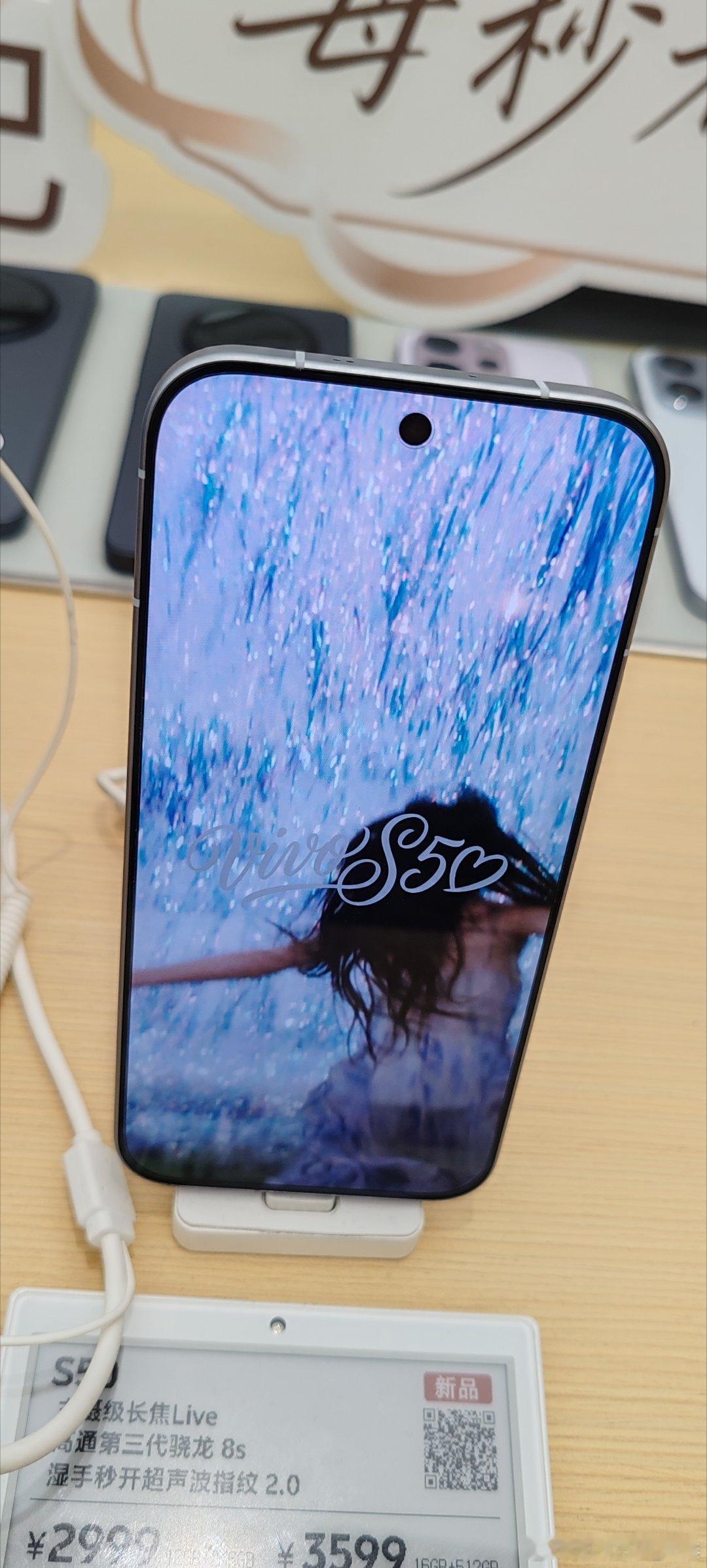 今天特地去实体店摸了下vivo s50，手感还不错，整体样式不比苹果差，后置摄影