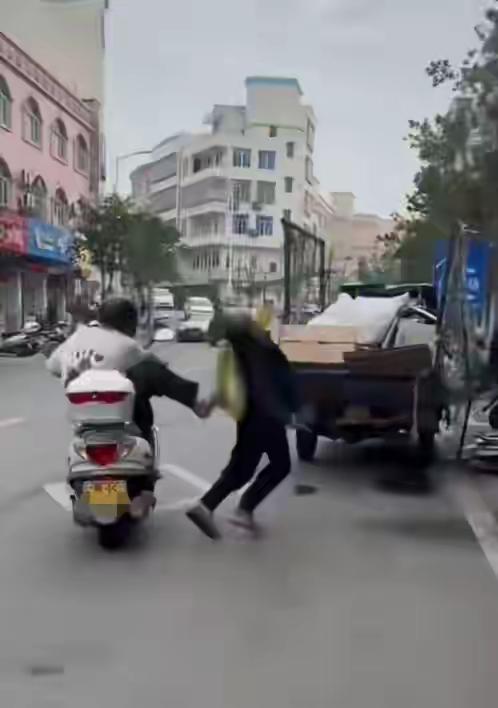广东一男子骑摩托车踹倒拾荒老人，随后加速离去，车后有人一直跟拍狂笑，派出所回应：