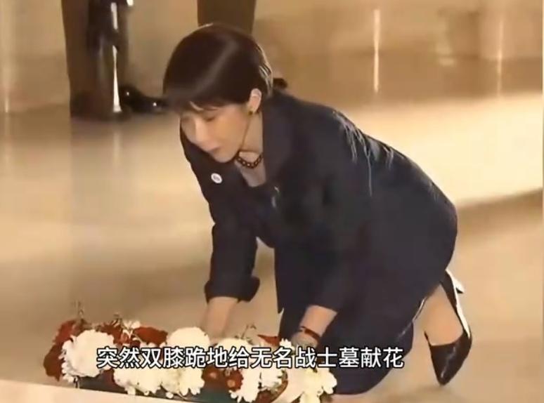 惊天一跪，彻底扒掉了日本右翼分子的底裤！
日本首相高市早苗访问澳大利亚期间，在祭