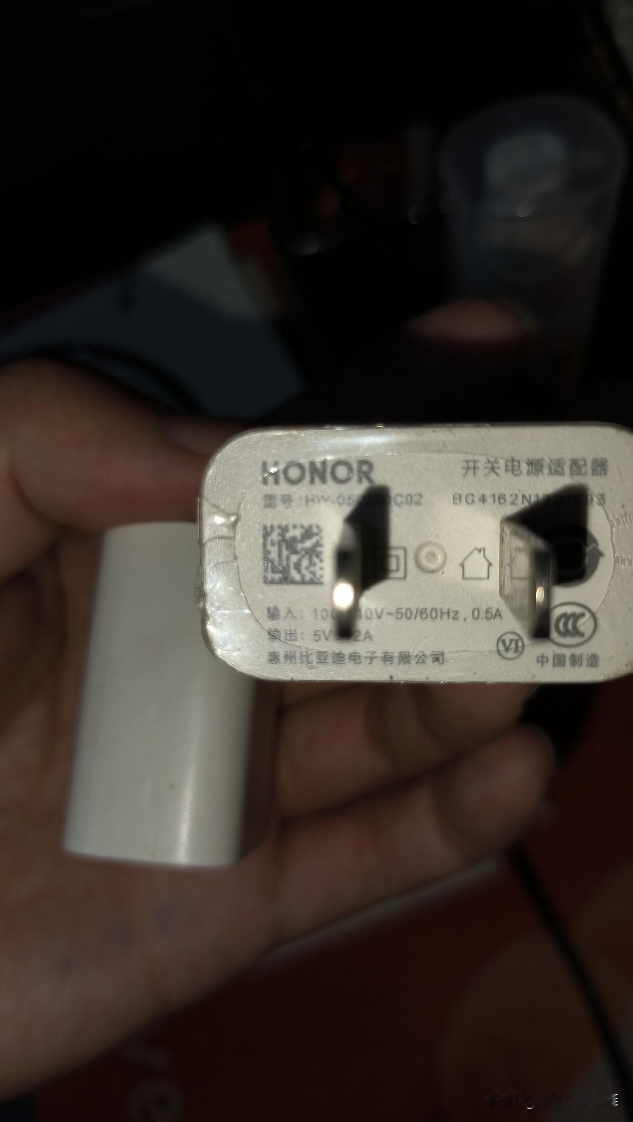比亚迪还是牛逼呀！
它生产的产品在各个行业都有见到，就连大名鼎鼎的荣耀手机的充电