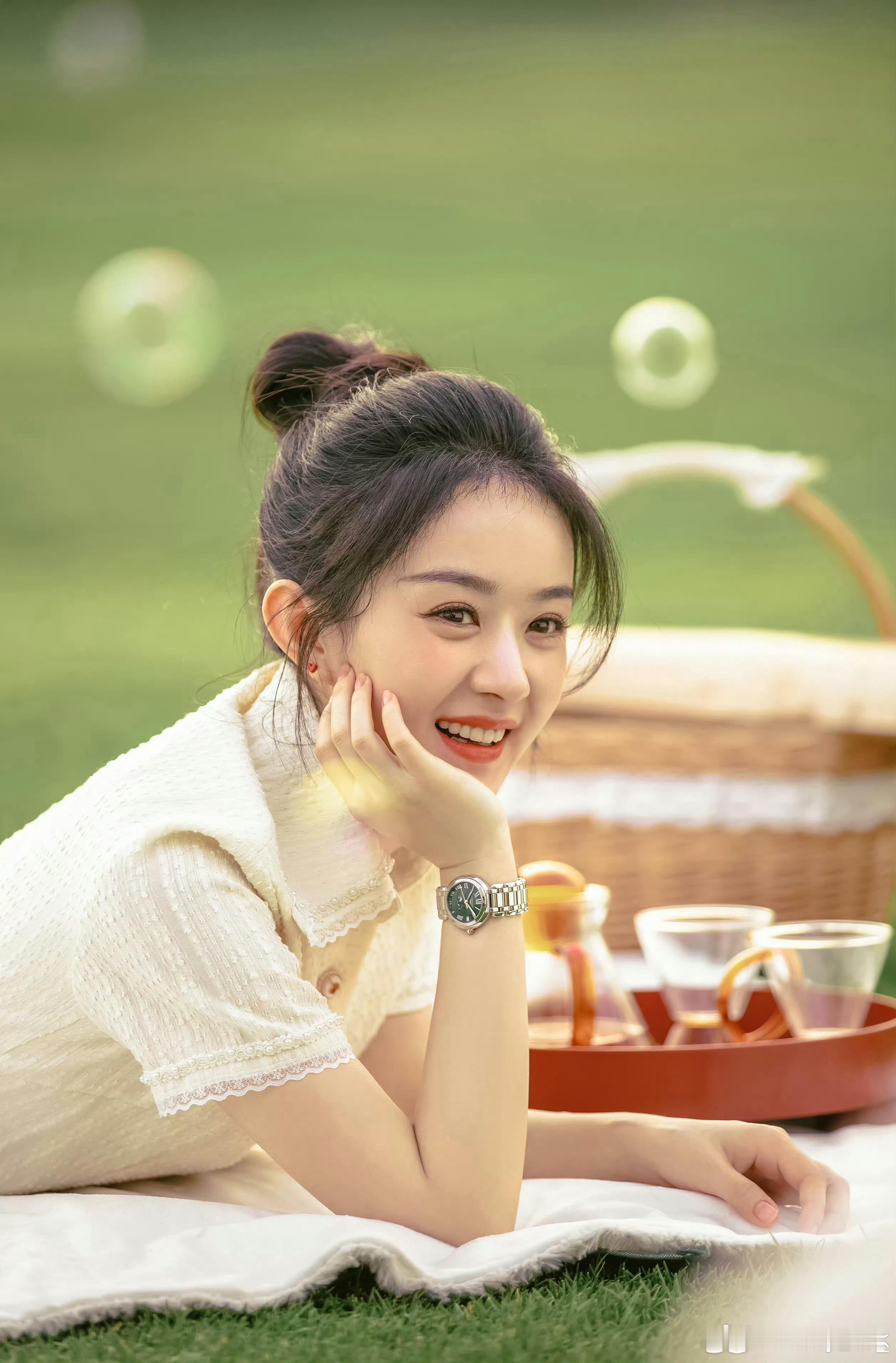 赵丽颖  愿你的每一天都如夏花般绚烂，生活充满阳光与希望，心中满是欢喜与感动。七