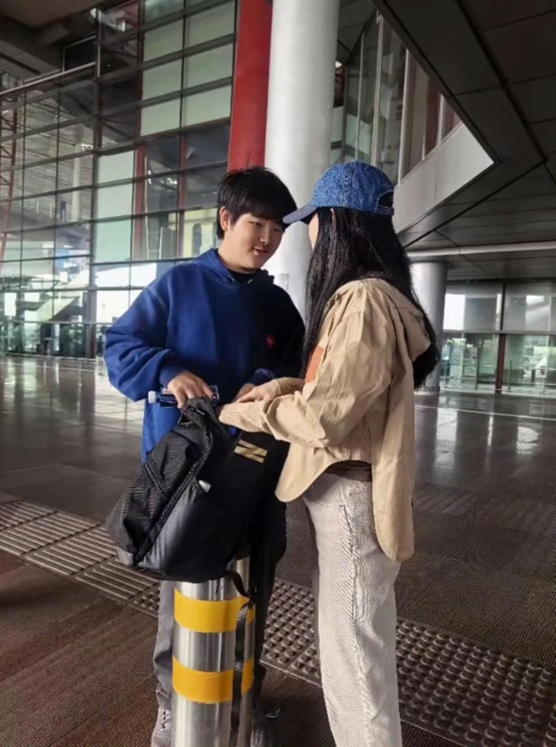 胡可一家近日亮相机场，温馨同框引人注目。小儿子鱼儿明显瘦了不少，据悉已成功减重近