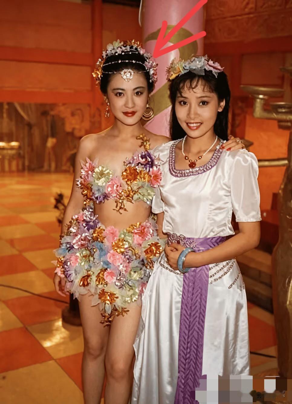 一言难尽！26岁傅艺伟凭这身造型，演绎了最美的妲己？

如此大胆的装束，当年要有