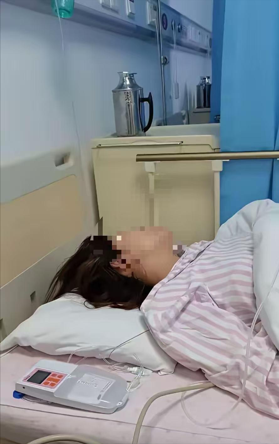 妻子突发重病急需 8 万元手术费救命，丈夫火急火燎赶到医院缴费，却发现夫妻俩攒了