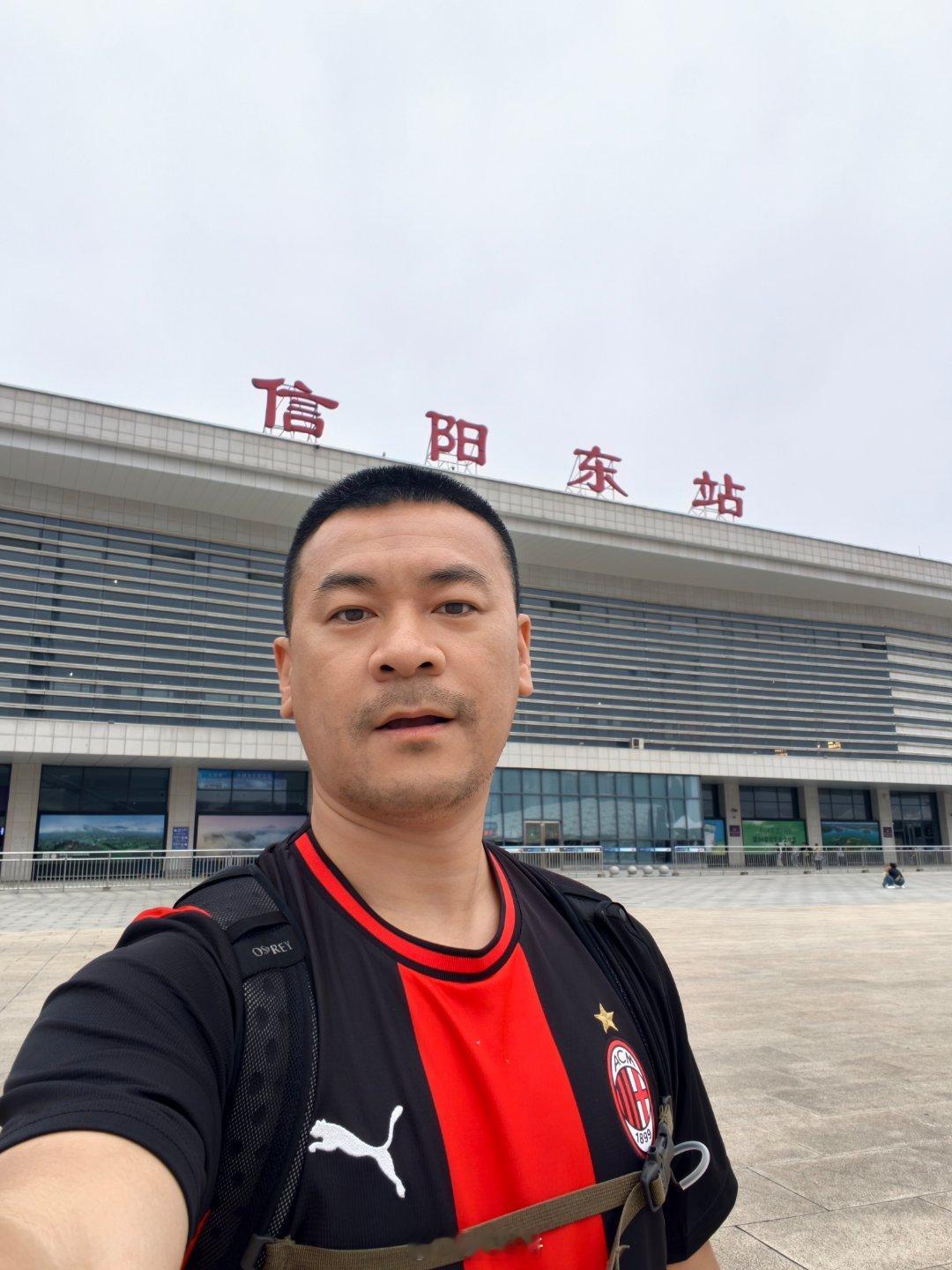 爱我的站左边，大声说出来，其他的转个圈，大声说拜拜！☝️ 信阳·信阳东站