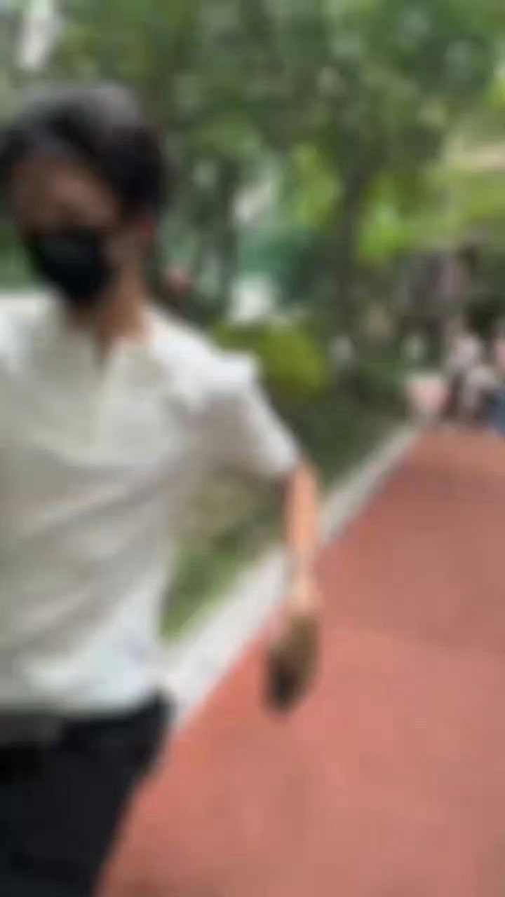 时代峰峻四代练习生张奕然粉丝在维权说张奕然被私生追着打，要求公司正视张奕然的人身