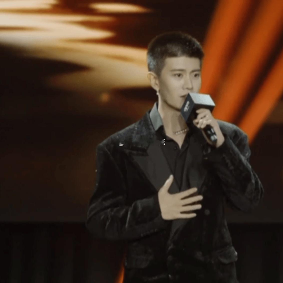 原来真正的善意，从来藏在细节里。新加坡微博文化交流之夜的演讲上，任嘉伦说“善意要