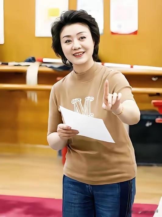 京剧演员李胜素年满59岁，她这辈子没结婚，也没孩子，身边却有个男人扎扎实实陪了快