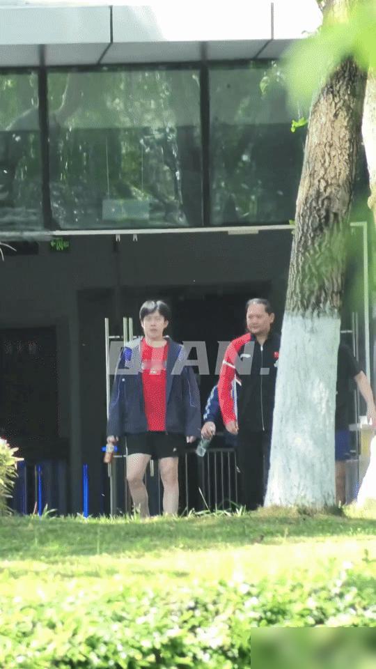 王楚钦剪掉的不是头发，是幻想。
你真以为换个发型，就是“从头开始”？我告诉你，