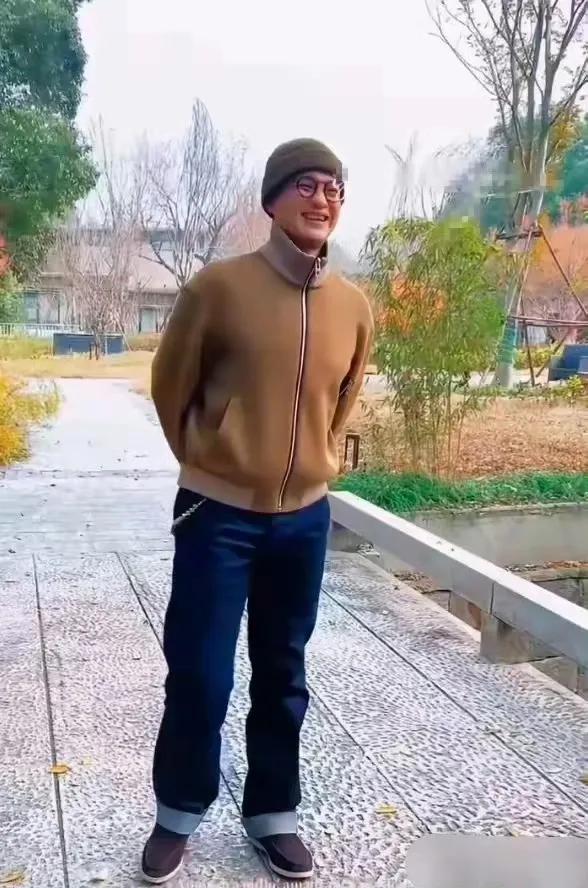 周一围不愧是张颂文的死党，老干部气质，太接地气，一俯一仰一场笑，一江明月照大江，