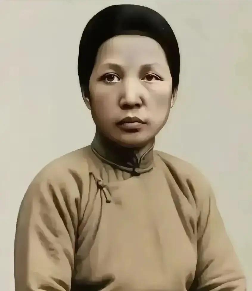 看看文七妹的高清照片，再看看毛主席年轻时的照片，母子俩长得出奇的相似，可见基因的