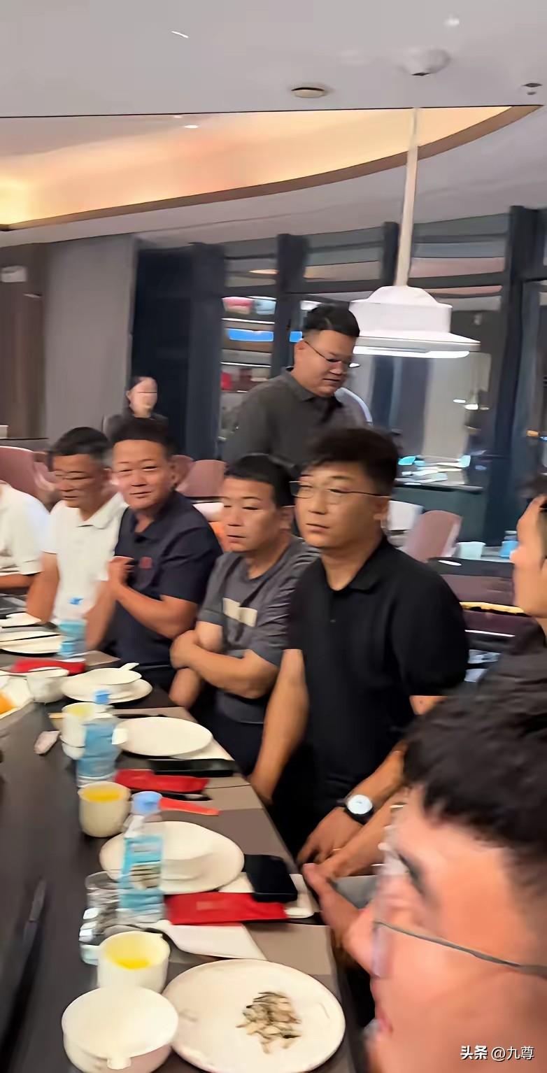 有一类中年人，吃吃喝喝混圈子，早早的吃光了财，喝坏了身，自以为朋友满天下，实际上