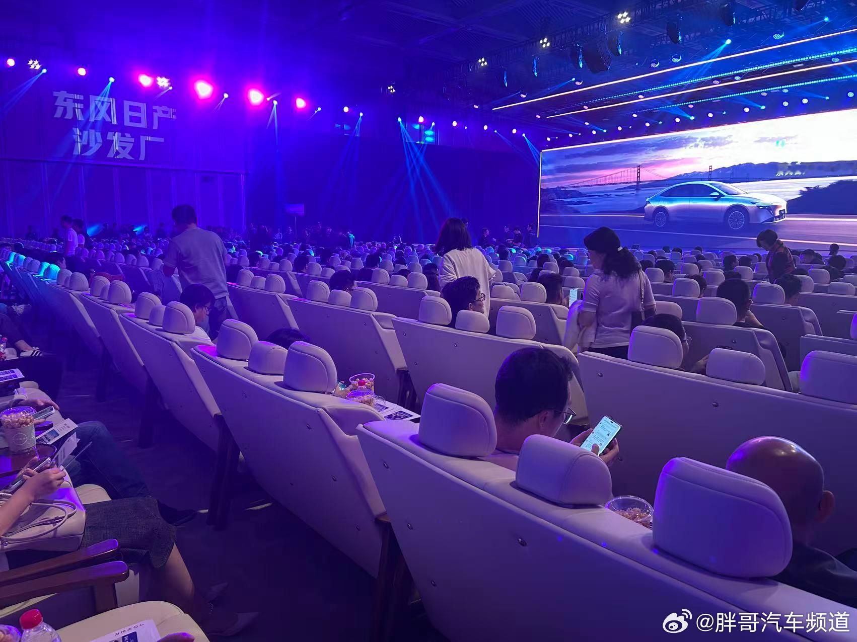 胖哥汽车频道百万级后排大沙发 咱就是说，这么体验这大沙发也是很直观了 央企合资插