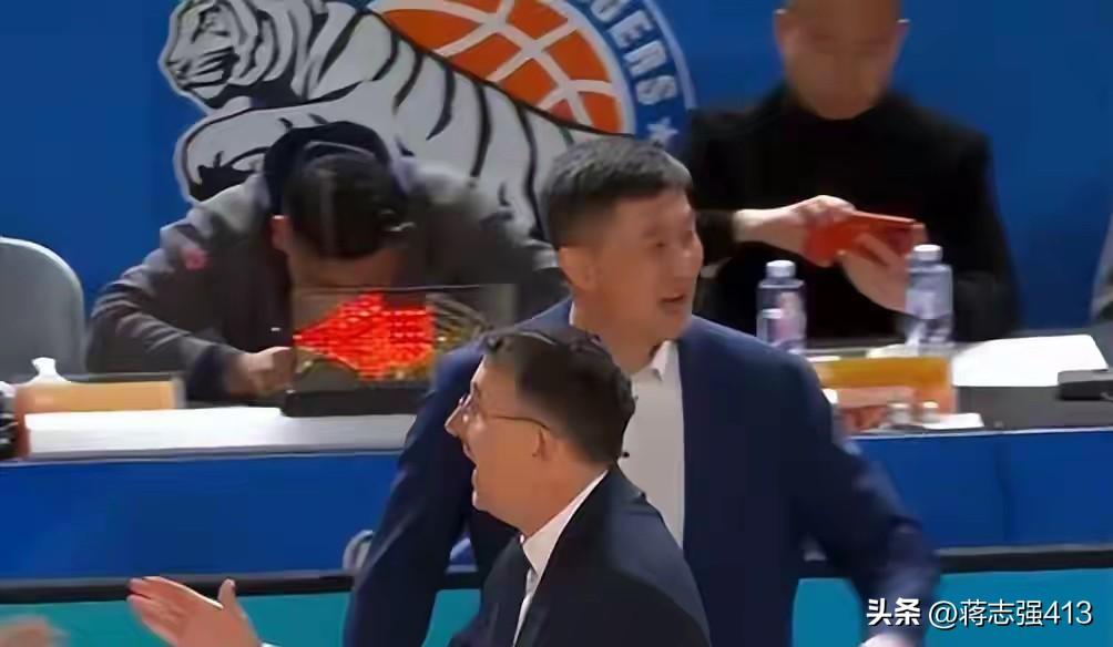 记录我的2026广东客场输给新疆杜锋表现叫你值得怀疑，广东客场被新疆爆冷逆转，赛