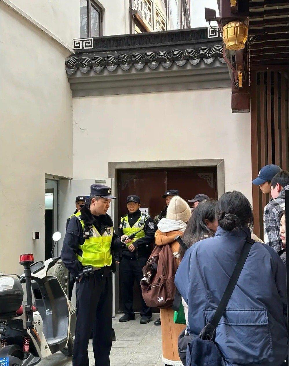 芙弟idid来上海签售上街拍照因为没有报备被约谈了，约谈后直接裹严实速速消失 I