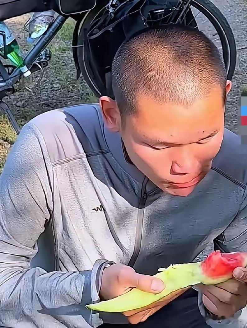 全网刷屏！25岁骑行少年极致反差：自己节俭到不舍得浪费西瓜皮，灾区捐款却百万出手