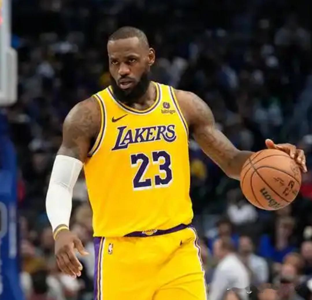 关键时刻还得看詹姆斯 老詹！湖人与老鹰首节比赛还剩3分25分时，仅仅休息2分钟的