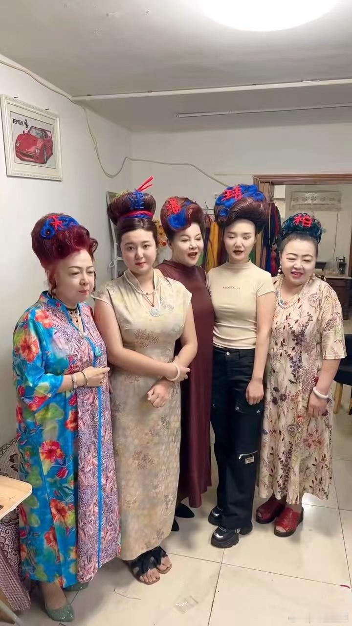 #天津大姨盘头欢迎潘玮柏# 潘玮柏长这么大，估计也第一次看到如此别出心裁的欢迎仪