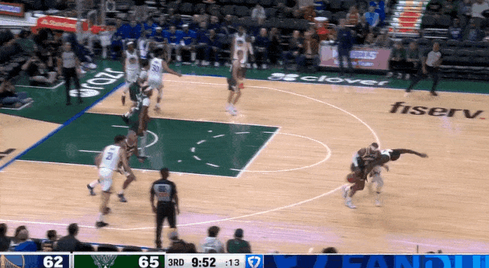 你想干啥？追梦险些又领到技犯！
在今天NBA常规赛勇士对阵雄鹿的第二节比赛中，波