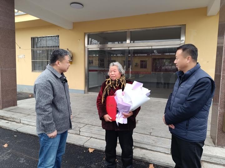 近日，菏泽市郓城县张营街道小屯村村委会大院里暖意融融，县文明办及张营街道相关负责