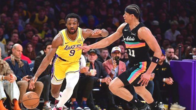 操碎了心，布朗尼第四节最后4分钟砍下11分，老父亲詹姆斯发文：布朗尼打疯了！
